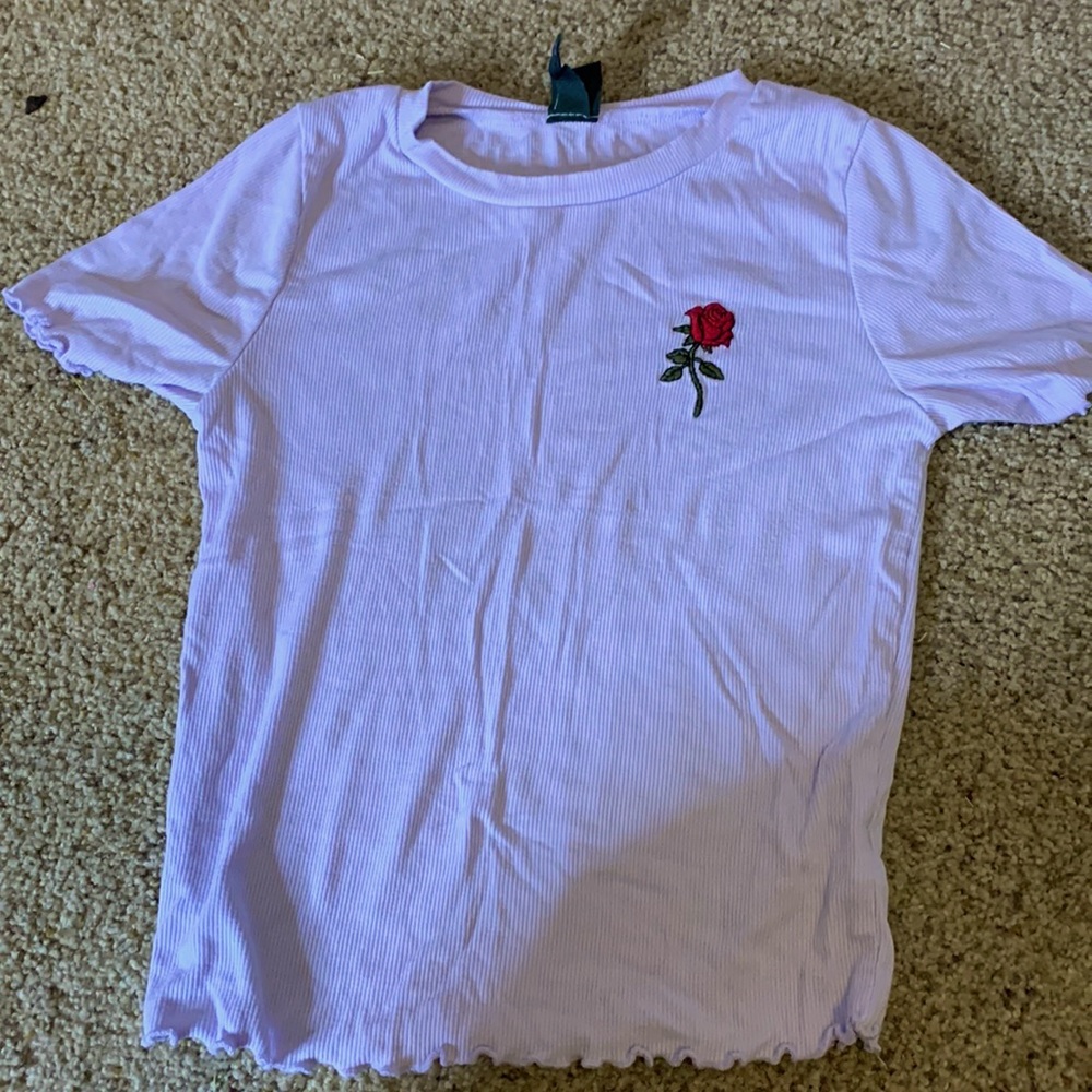 Short sleeved crop top with rose decal